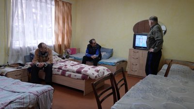 Переселенці розповідають про життя у сумському гуртожитку