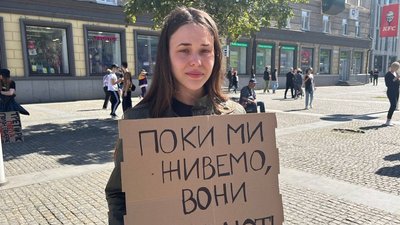 У Дніпрі влаштували акцію "Не мовчи! Полон вбиває" У Дніпрі влаштували акцію "Не мовчи! Полон вбиває"