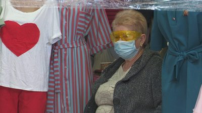 Маски, дезінфекція, дистанція. Як після карантину працює речовий ринок "Озерка" в Дніпрі (репортаж) Маски, дезінфекція, дистанція. Як після карантину працює речовий ринок "Озерка" в Дніпрі (репортаж)