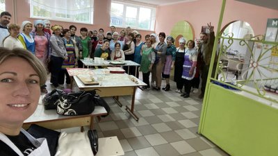 На Прикарпатті освітяни наліпили 40 відер вареників для українських бійців На Прикарпатті освітяни наліпили 40 відер вареників для українських бійців