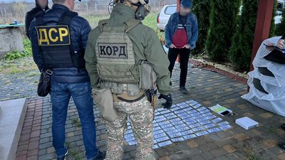 Завезли як гуманітарну допомогу: на Закарпатті підозрюють чоловіка у торгівлі автомобілями