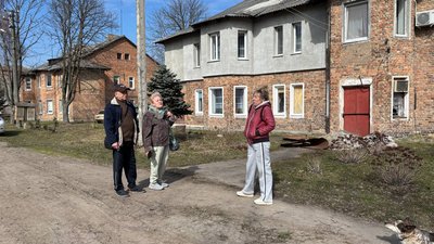 Мешканці громади на Волині пишуть заяви на відшкодування збитків після обстрілу РФ Мешканці громади на Волині пишуть заяви на відшкодування збитків після обстрілу РФ