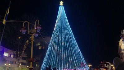 В Івано-Франківську засвітили головну ялинку В Івано-Франківську засвітили головну ялинку