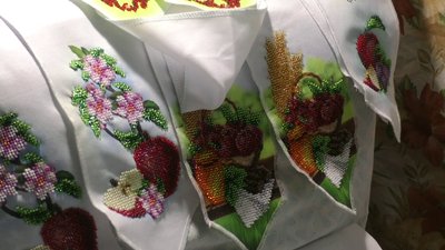 Херсонка Галина Коперсако на лікування доньки заробляє вишивкою