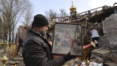 Священник тримає в руках вцілілу ікону, 16 квітня 2023