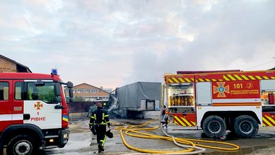 В Рівному у вантажівці згоріло п'ять тонн деревного вугілля В Рівному у вантажівці згоріло п'ять тонн деревного вугілля