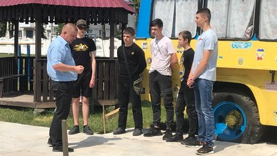 Як учні навчального закладу на Житомирщині реставрували старий автобус під кафе Як учні навчального закладу на Житомирщині реставрували старий автобус під кафе