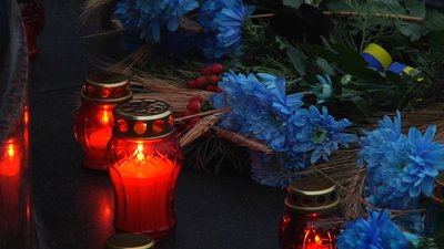 В Житомирі вшанували пам'ять загиблих від Голодоморів – запалили лампадки, принесли хліб і колоски В Житомирі вшанували пам'ять загиблих від Голодоморів – запалили лампадки, принесли хліб і колоски