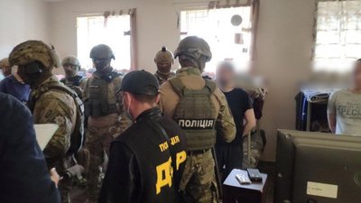 "Координували злочинну діяльність у виправній колонії". На Сумщині судитимуть трьох чоловіків