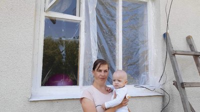 На фото Мар’яна Федорук з дитиною. В їхній оселі вдруге вибуховою хвилею вибило вікна, 6 серпня 2023. На фото Мар’яна Федорук з дитиною. В їхній оселі вдруге вибуховою хвилею вибило вікна, 6 серпня 2023.