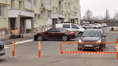 Боротьба за паркувальні місця: жителі одного з ОСББ в Миколаєві проти демонтажу шлагбаума Боротьба за паркувальні місця: жителі одного з ОСББ в Миколаєві проти демонтажу шлагбаума
