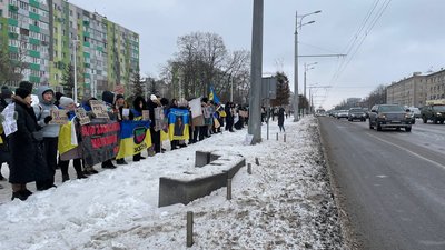 "Ми живемо, вони виживають 22 місяці у полоні": у Дніпрі рідні військовополонених вийшли на акцію підтримки "Ми живемо, вони виживають 22 місяці у полоні": у Дніпрі рідні військовополонених вийшли на акцію підтримки