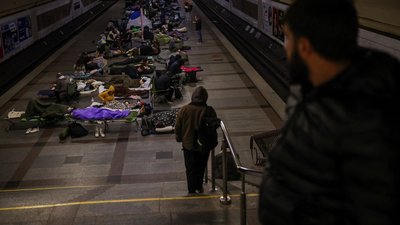 Люди в метро під час тривоги 7 жовтня