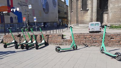 У Львові планують врегулювати рух електросамокатів. Що про це відомо