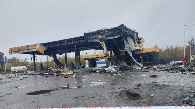 Ракетний удар по АЗС Дніпра: на місці працюють рятувальники Ракетний удар по АЗС Дніпра: на місці працюють рятувальники