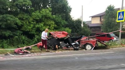 Біля Львова неповнолітній водій зіткнувся із вантажівкою: є загиблі та травмовані