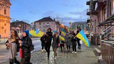 Учасники автопробігу "ЗСУ в першу чергу" йдуть до міської ради. Листопад 2023. Тернопіль Учасники автопробігу "ЗСУ в першу чергу" йдуть до міської ради. Листопад 2023. Тернопіль