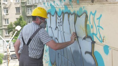 У Дніпрі волонтери відмили від графіті частину даху театру ДРАМіКОМ