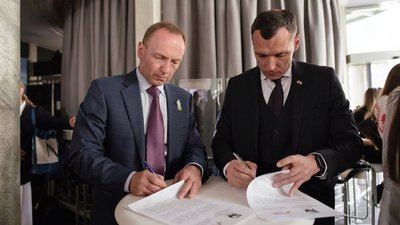 Поїхав у Давос за власний рахунок чи за гроші з міського бюджету – у міській раді розповіли про відрядження Атрошенка