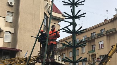 У Франківську почали встановлювати новорічну ялинку У Франківську почали встановлювати новорічну ялинку