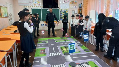 Розповідають про міни, гранати та пожежі: по Дніпропетровщині курсує мобільний клас безпеки