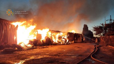 У Харкові спалахнув склад з деревиною: вогонь гасять 70 рятувальників