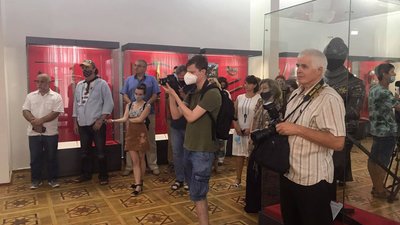 У вінницькому краєзнавчому музеї презентували виставку посуду та зброї сарматів У вінницькому краєзнавчому музеї презентували виставку посуду та зброї сарматів
