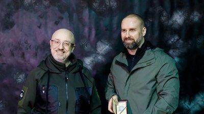 Міністр оборони нагородив мера та начальника Харківської ОВА медаллю "Золотий тризуб" Міністр оборони нагородив мера та начальника Харківської ОВА медаллю "Золотий тризуб"