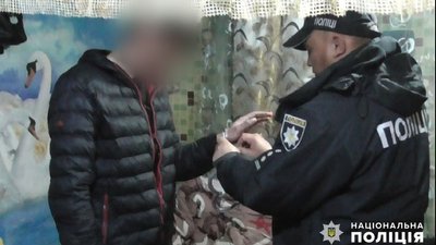 Вдарив гостя ножем за те, що той зачепив візок з немовлям: на Одещині чоловіку повідомили про підозру