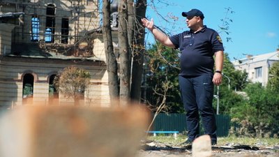 "Знімаєш рукавиці, а руки в крові", — рятувальник розповів про виїзд на місце ракетного обстрілу у Вінниці "Знімаєш рукавиці, а руки в крові", — рятувальник розповів про виїзд на місце ракетного обстрілу у Вінниці