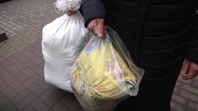 Люди несуть постільну білизну та рушники для поранених військових Люди несуть постільну білизну та рушники для поранених військових