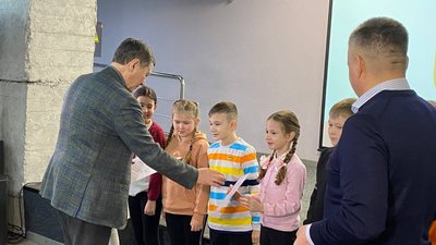 Зібрали понад мільйон гривень для ЗСУ: у Вінниці нагородили 20 дітей-волонтерів Зібрали понад мільйон гривень для ЗСУ: у Вінниці нагородили 20 дітей-волонтерів