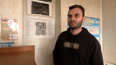 Чернігівці-волонтери вивозять зі зруйнованої школи №18 вціліле майно