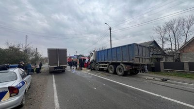 Зіткнулися мікроавтобус та вантажівка: в ДТП на Закарпатті загинули двоє людей Зіткнулися мікроавтобус та вантажівка: в ДТП на Закарпатті загинули двоє людей