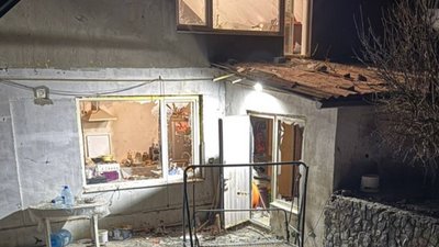 Пошкоджений через удар дрона будинок у Вільшанах