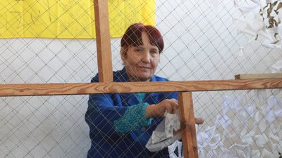 Волонтерка центру Лідія Литовченко плете сітки Волонтерка центру Лідія Литовченко плете сітки