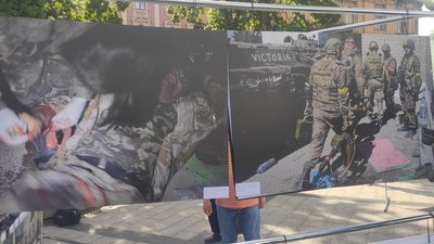 Бої за Іловайськ: у Львові просто неба відкрили виставку Бої за Іловайськ: у Львові просто неба відкрили виставку