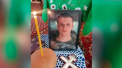 На Чернігівщині попрощалися з двома бійцями, які загинули на Донеччині та Луганщині На Чернігівщині попрощалися з двома бійцями, які загинули на Донеччині та Луганщині