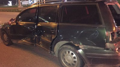 Біля Рівного бус врізався у легковик: пошкоджені відбійник і реклама