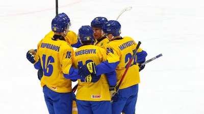 Збірна України з хокею святкує закинуту шайбу у матчі проти Франції