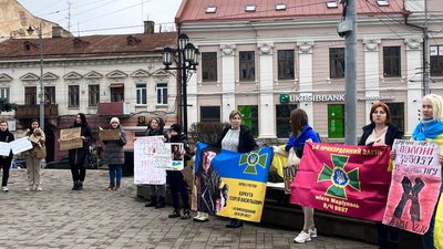 "Полон вбиває". У Чернівцях рідні зниклих безвісти та полонених військових влаштували мирну акцію. "Полон вбиває". У Чернівцях рідні зниклих безвісти та полонених військових влаштували мирну акцію.