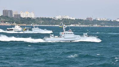 День ВМСУ: в морі показово "врятували" корабель та спустили на воду вінок День ВМСУ: в морі показово "врятували" корабель та спустили на воду вінок