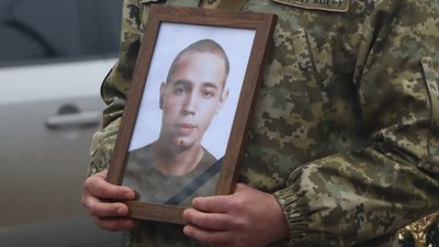 В Охтирці на Сумщині поховали загиблого військового Дмитра Барвінка В Охтирці на Сумщині поховали загиблого військового Дмитра Барвінка
