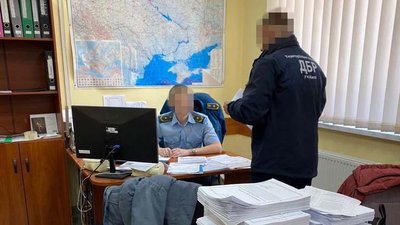 У Черкасах підприємці ввозили нерозмитнені товари. Двоє митників під слідством У Черкасах підприємці ввозили нерозмитнені товари. Двоє митників під слідством