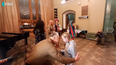 У Рівному дітям загиблих бійців вручили "Батьківські серця" У Рівному дітям загиблих бійців вручили "Батьківські серця"