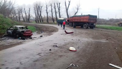 На Житомирщині в результаті ДТП горів автомобіль, двоє людей в лікарні На Житомирщині в результаті ДТП горів автомобіль, двоє людей в лікарні