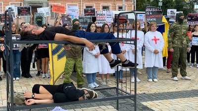 Родичі захисників "Азовсталі" влаштували перфоманс на Софійській площі Родичі захисників "Азовсталі" влаштували перфоманс на Софійській площі