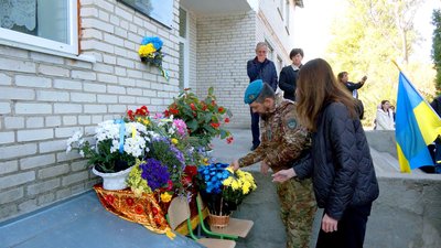На Вінниччині відкрили меморіальну дошку на честь загиблого морпіха та сапера Юрія Мигуна На Вінниччині відкрили меморіальну дошку на честь загиблого морпіха та сапера Юрія Мигуна