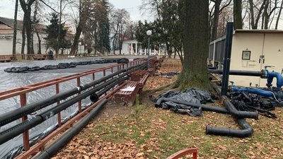 "Зимове містечко" у Вінниці: у Центральному парку облаштують льодову ковзанку "Зимове містечко" у Вінниці: у Центральному парку облаштують льодову ковзанку