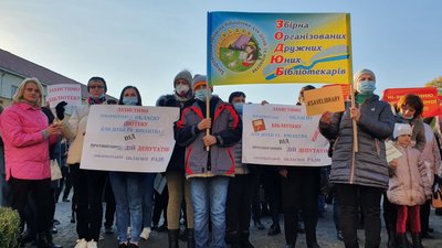 "З фахівцями ніхто не радився": чому понад 300 людей вийшли на мітинг в Ужгороді "З фахівцями ніхто не радився": чому понад 300 людей вийшли на мітинг в Ужгороді